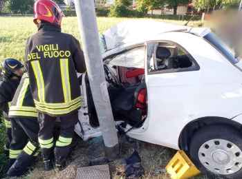 Auto si schianta contro un palo della luce: Vigili del fuoco liberano l'uomo dalle lamiere