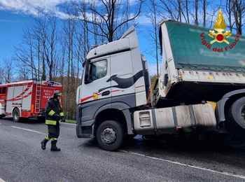 Autoarticolato finisce fuori strada sulla SP16