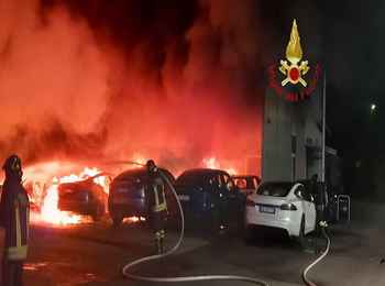 Incendio all'interno di una concessionaria di auto