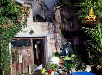 Incendio in un casolare a Mogliano