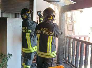 Incendio in una veranda di una palazzina a Mileto