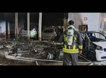 Vetture in fiamme in un concessionario d'auto